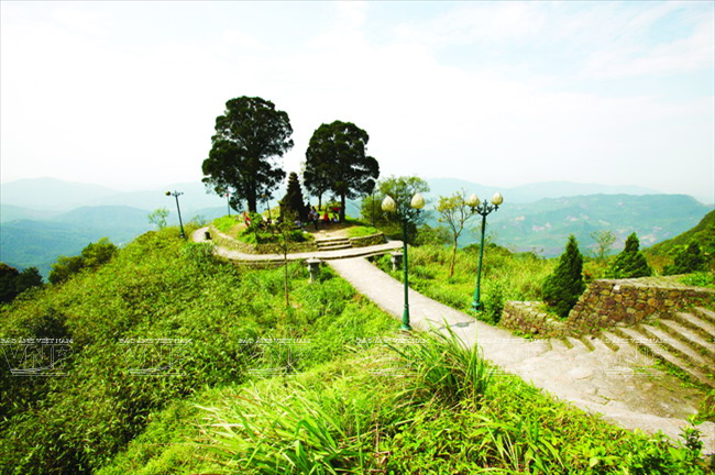 De nombreux temples, pagodes et stupas sont à découvrir sur les pentes du Mont Yên Tu.