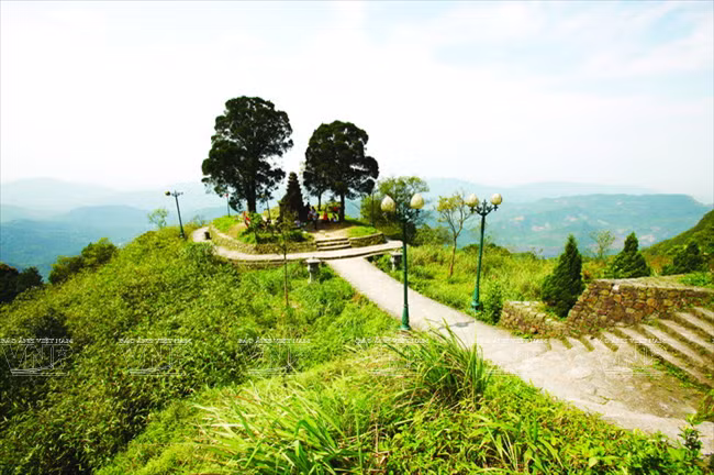 De nombreux temples, pagodes et stupas sont à découvrir sur les pentes du Mont Yên Tu.