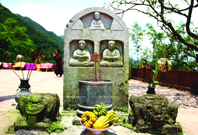 Vestiges d'une pagode ancienne de l'école Truc Lâm - Yên Tu. 