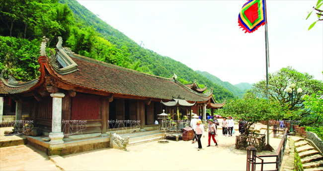La pagode Hoa Yên, construite sous le règne des Ly (XIe siècle), est la principale pagode de Yên Tu. 