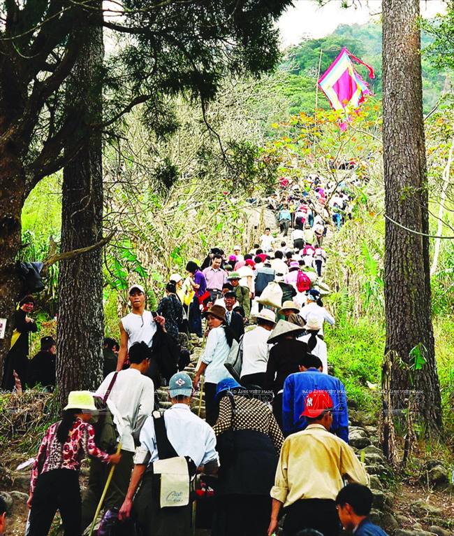 A partir du 10e jour du premier mois lunaire et durant les ​trois mois du printemps, des milliers de pèlerins vont au Festival de Yên Tu pour honorer le roi bouddhiste Trân Nhân Tông, rendre culte au Bouddha et profiter du paysage. 