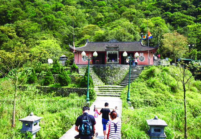 La pagode Vân Tiêu (c'est-à-dire « dans les nuages ») se trouve à la moitié du chemin menant au sommet.