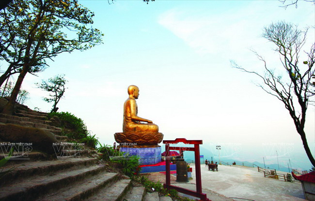 La statue du roi bouddhiste Trân Nhân Tông en posture de méditation. 