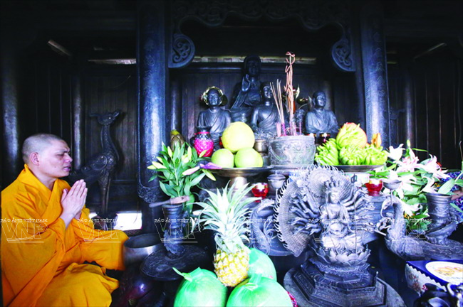 Le Vénérable Thich Vân Phong présidant une cérémonie dans la pagode Dông. 