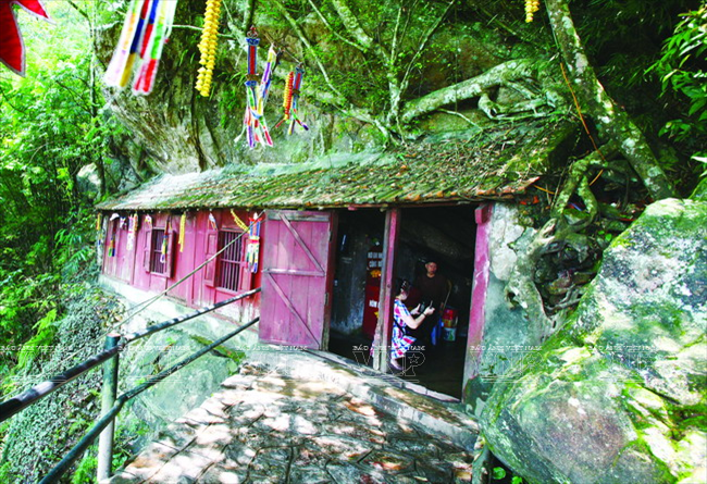 La pagode Môt mai (pagode à toit unique) est nichée sur le flanc de la montagne. Une moitié se cache dans une grotte et ne dispose que d'un seul toit, d’où son nom. 