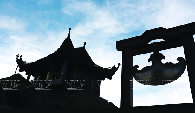 La construction de la pagode Dông a débuté ​au début de la dynastie des Lê postérieur (XVe siècle). Entièrement en cuivre, elle fait 3 mètres de hauteur et pèse 60 tonnes.