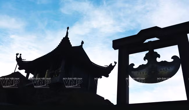 La construction de la pagode Dông a débuté ​au début de la dynastie des Lê postérieur (XVe siècle). Entièrement en cuivre, elle fait 3 mètres de hauteur et pèse 60 tonnes.