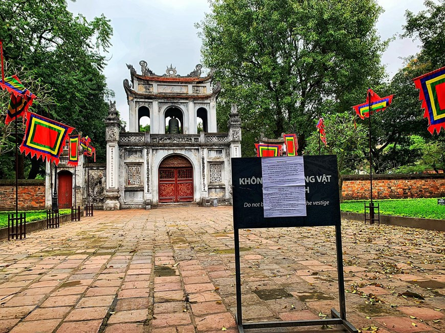  Le Temple de la Littérature, une destination touristique attrayante de la capitale, a été fermé temporairement depuis le 13 mars 2020 pour être désinfecté et limiter la propagation de l’épidémie de COVID-19. Depuis la nouvelle flambée de l’épidémie de COVID-19 dans la communauté, le système de prévention et de lutte contre l'épidémie du secteur touristique de la capitale a été réactivé, accordant la plus grande priorité à la garantie de la sécurité des touristes et de la population locale. La date de réouverture du site reste encore inconnue en raison de l'évolution complexe de l’épidémie de COVID-19. Photo: Vietnamplus 