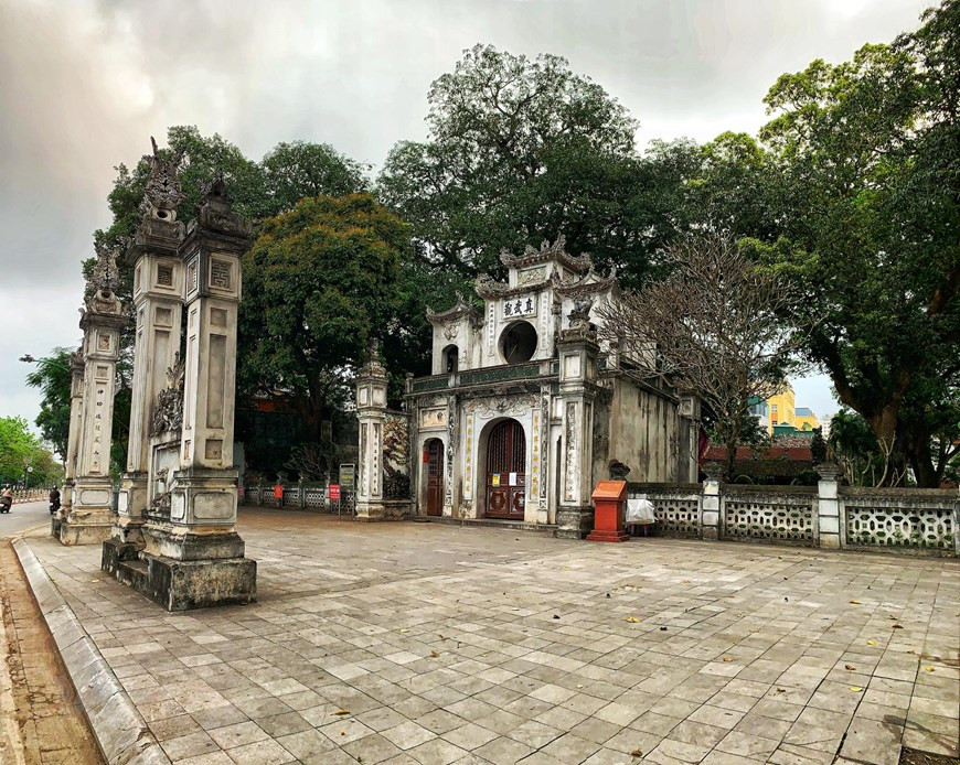  Le temple Quan Thanh, un site spirituel célèbre de Hanoï, a arrêté temporairement l'accueil des visiteurs à partir du 10 mars. Situé au Nord de Hanoï, dans l’arrondissement de Ba Dinh, tout près du lac de l’Ouest, le temple de Quan Thanh fait partie de ''Thang Long Tu Tran'' (quatre temples rendant hommage aux quatre génies de Thang Long). Construit sous le règne du roi Ly Thai Tô, entre 1010 et 1028, le temple de Quan Thanh rend hommage au génie Huyên Thiên Trân Vu, gardien du Nord. Actuellement, le temple de Quan Thanh est devenu une destination de tourisme spirituel impressionnante pour les touristes vietnamiens et étrangers. Photo: Vietnamplus