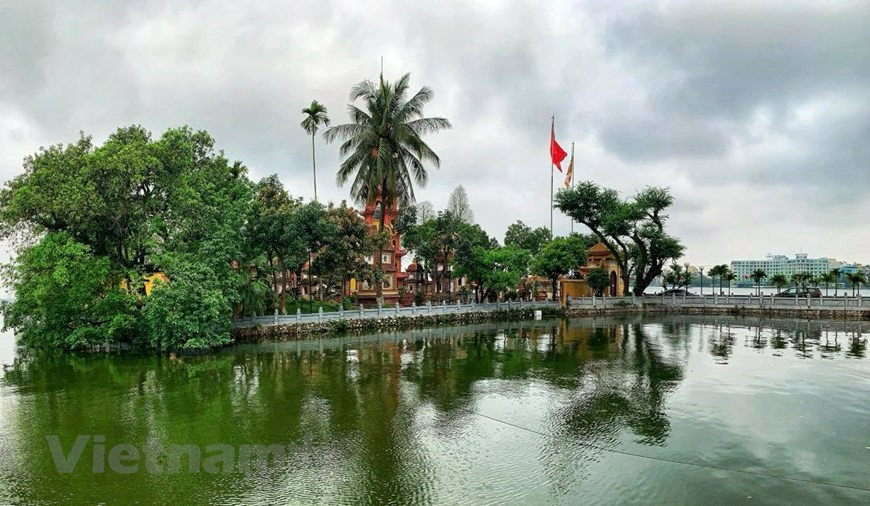  La pagode Trân Quôc à Hanoï a été choisie par le magazine américain National Geographic comme "l’une des plus belles pagodes du monde à visiter". Elle a été également classée en 2017 par le journal britannique Daily Mail parmi les 16 plus belles pagodes du monde. Sous les dynasties des Ly et Trân, Trân Quôc était le centre du bouddhisme dans la capitale, alors appelée Thang Long. Ce site était une destination préférée des rois pendant les fêtes. Actuellement, la pagode est un endroit où les visiteurs peuvent retrouver la paix en se plongeant dans la beauté de la nature et de l’architecture ancienne. Photo: Vietnamplus