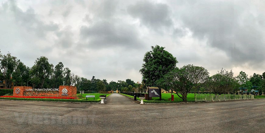  La citadelle impériale de Thang Long a cessé d'accueillir des visiteurs à partir du 14 mars. La cité impériale de Thang Long a été construite au 11e siècle sous la dynastie des Ly, marquant l’indépendance du Dai Viet. Couvrant environ 18.000 m², le secteur central de la citadelle impériale de Thang Long – Hanoi a été reconnu patrimoine mondial par l’UNESCO le 31 juillet 2010. Il comprend le site archéologique au N°18 de la rue Hoàng Diêu et la zone de l'ancienne citadelle de Hanoï. Il contient un trésor culturel inestimable qui symbolise non seulement la quintessence culturelle nationale mais également des valeurs d'importance mondiale. Photo: Vietnamplus 