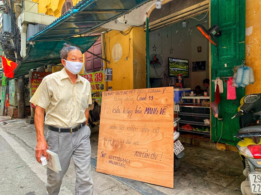  Due à la demande de fermer temporairement des restaurants et des zones de loisirs par les autorités de Hanoï, de nombreux magasins maintiennent leurs affaires en effectuant le service de livraison. Pour les voyagistes, pour faire face à la crise, il faut les efforts communs des agences de voyage, du secteur de l'aviation et des entreprises qui fournissent des prestations de services. Les compagnies aériennes devraient avoir des politiques de remboursement de billets ou de report de vols pour les voyageurs en groupe. Le nombre de touristes à Hanoï est en forte baisse, notamment des visiteurs étrangers. Photo: Vietnamplus
