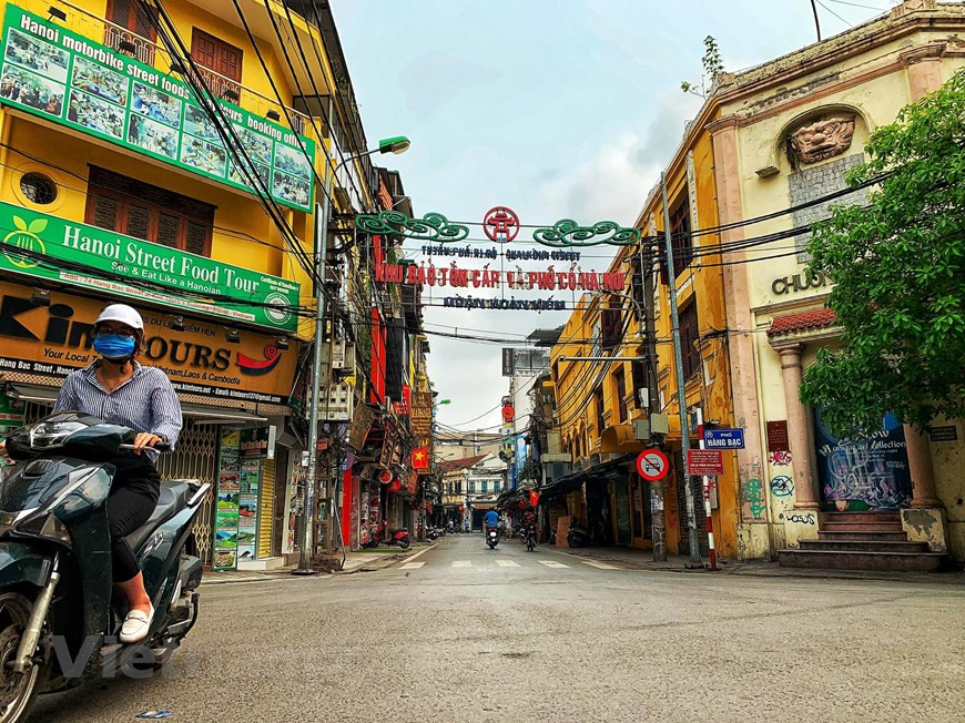  Située dans le quartier de Hàng Buôm, l’arrondissement de Hoàn Kiêm, Ta Hiên était appelée par les Français ''rue Géraud''. C’est souvent là que la plupart des touristes étrangers débarquent à leur arrivée à Hanoï. Elle est limitée au sud par la rue Hàng Bac et au nord par la rue Hàng Buôm. Selon les Hanoïens, Ta Hiên ressemble à une jeune fille à la beauté intérieure. Pas vraiment très belle, mais beaucoup de charme, surtout le soir venu... Cependant, en raison de l’épidémie de COVID-19, la rue la plus animée de Hanoï devient aussi désertée. Photo: Vietnamplus