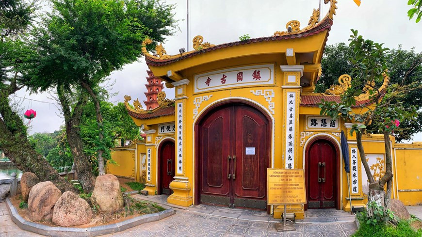 Trân Quôc, la plus ancienne pagode de Thang Long - Hanoï, est actuellement fermée temporairement. Située à l’est du lac de l’Ouest, à Hanoï, Trân Quôc est la plus vieille pagode de la capitale. Avec ses plus de 1.500 ans d’existence, elle surprend toujours les visiteurs pour sa beauté poétique et ses valeurs historiques. La pagode, à l’origine appelée Khai Quôc signifiant ''fondation du pays'', a été construite sous le règne de Ly Nam Dê (541-547) dans le village de Yên Hoà, près du fleuve Rouge. Après plusieurs changements de nom, à partir de l’époque du roi Lê Hy Tông, les gens commencèrent à l’appeler Trân Quôc, nom qui est resté jusqu’à aujourd’hui. Photo: Vietnamplus