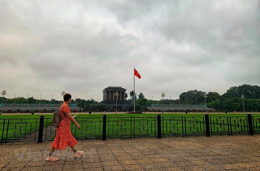  Le mausolée du Président Hô Chi Minh, un site touristique incontournable auprès des visiteurs, a arrêté temporairement l'accueil des visiteurs à partir du 23 mars. Le mausolée de granit est devenu un monument important de la capitale vietnamienne et fait partie intégrante de l’histoire politique et sociale du Vietnam. Le monde entier connaît le Président Hô Chi Minh comme héros de l’indépendance nationale, éminent homme de culture, ou encore grand penseur, théoricien hors pair, grand poète de la nation, grand journaliste révolutionnaire, stratège génial et diplomate exemplaire. Le 2 septembre 1969, le Président Hô Chi Minh quittait ce monde. Forts de la vénération infinie pour le plus grand leader que la nation est portée, mais aussi pour satisfaire l’aspiration du peuple, le Parti et l’État ont décidé de momifier sa dépouille mortelle et de construire son mausolée. Photo: Vietnamplus
