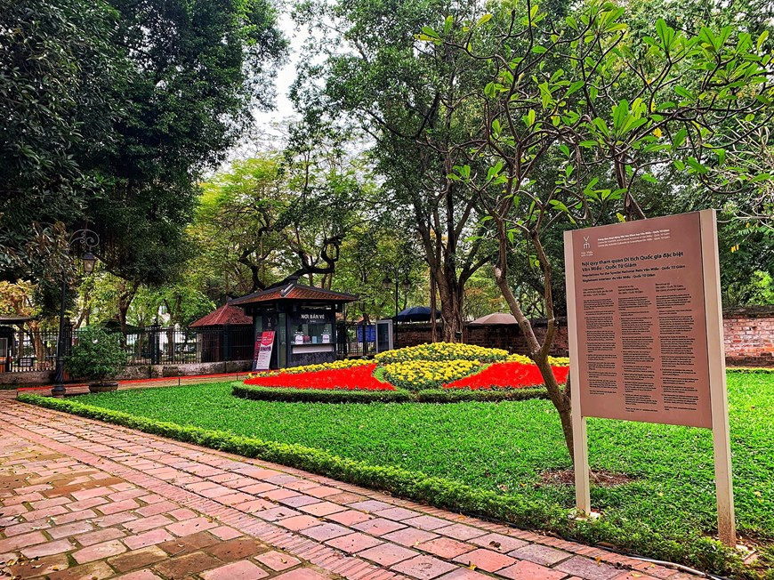  Le Temple de la Littérature, construit en août 1070 et destiné au culte de Confucius mais flanqué de Quôc Tu Giam (Collège national) est considéré comme la première université du Vietnam. Cette destination est aussi un lieu de prédilection pour des touristes. Pour contenir la propagation de l’épidémie, les sites touristiques à Hanoï doivent prendre strictement des mesures de prévention et de lutte contre le COVID-19. D’après Trân Trung Hiêu, directeur adjoint du Service du tourisme de Hanoï, les rassemblements touristiques ont été suspendus. Son Service a aussi demandé aux voyagistes d'arrêter temporairement les circuits touristiques vers les zones touchées par l’épidémie. Photo: Vietnamplus