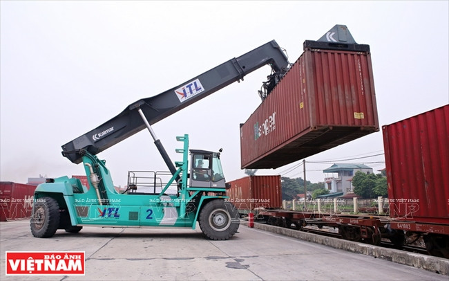 Le premier train de transport successif de marchandises qui fait la navette entre le Vietnam et la Chine est entré le 25 novembre 2017 en gare de Dong Dang, province de Lang Son. Il était parti le 22 novembre 2017 de la gare Huang Gang, ville de Nan Chang, province chinoise du Jiangxi, à destination de la gare de Yen Vien (Hanoi, Vietnam). 