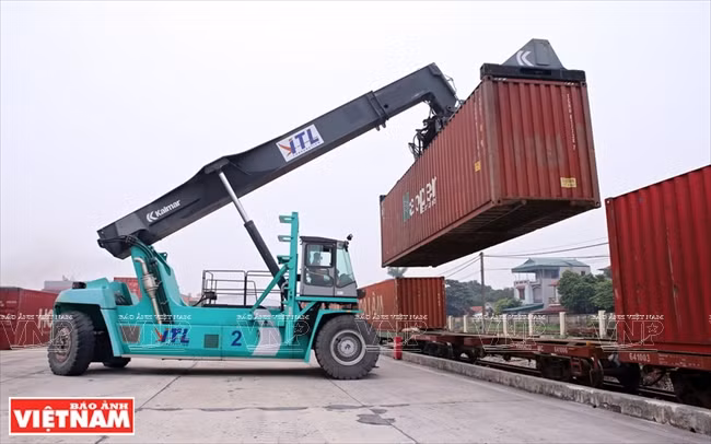 Le premier train de transport successif de marchandises qui fait la navette entre le Vietnam et la Chine est entré le 25 novembre 2017 en gare de Dong Dang, province de Lang Son. Il était parti le 22 novembre 2017 de la gare Huang Gang, ville de Nan Chang, province chinoise du Jiangxi, à destination de la gare de Yen Vien (Hanoi, Vietnam). 