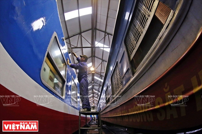 Une succursale de la société par actions des chemins de fer de Hanoi se charge de préparation de voitures. Photo: Công Dat