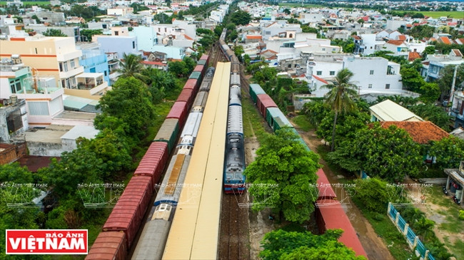 Un train entre en gare de Nha Trang. Photo: Thông Hai