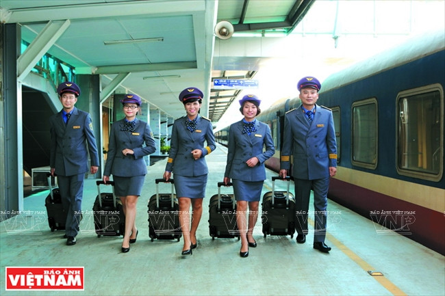 Hôtesses et conducteur de train. Photo d’archive