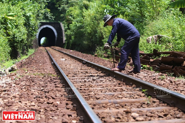 Contrôle et maintenance de la ligne ferroviaire sur le tronçon travsersant le col des Nuages, à Da Nang. Photo: Công Dat
