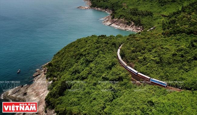 Le train Thong Nhat monte le col des Nuages. Photo: Tât Son.