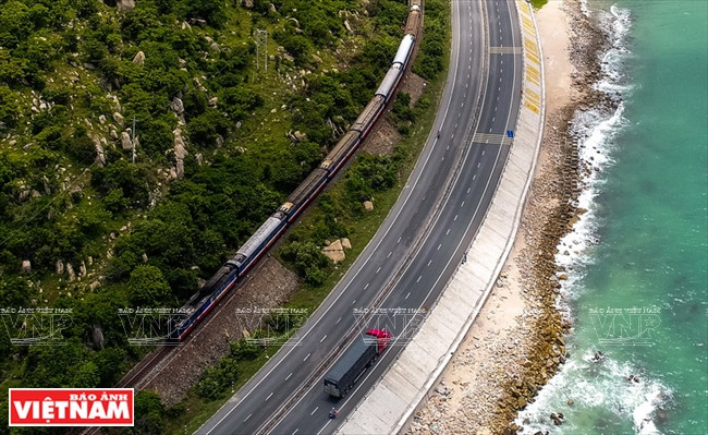 La ligne du train transvietnamien se trouve parallèlement à la voie routière, longeant la côte à la province de Binh Thuan. Photo: Nguyên Luan. 