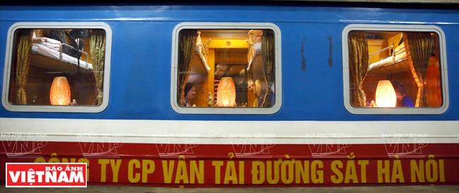Les wagons touristiques du train transvietnamien de la société par actions des chemins de fer de Hanoi entrent en gare de Hanoi. Photo: Tât Son