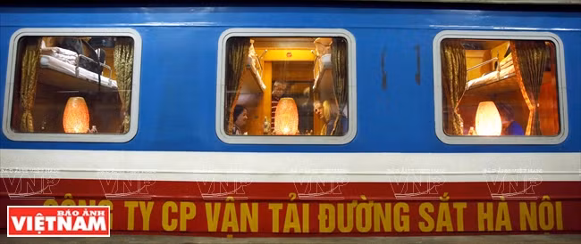 Les wagons touristiques du train transvietnamien de la société par actions des chemins de fer de Hanoi entrent en gare de Hanoi. Photo: Tât Son