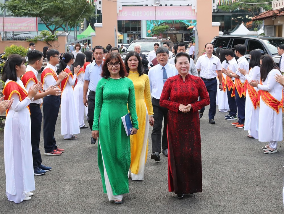 La présidente de l’Assemblée nationale Nguyen Thi Kim Ngan (droite) à la cérémonie rentrée des classes au lycée d’excellence Le Hong Phong à Ho Chi Minh-Ville. Photo : VNA