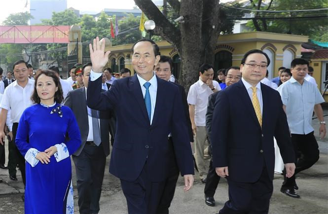 Le président Tran Dai Quang (centre) a assisté à la cérémonie de rentrée des classes au lycée Chu Van An à Hanoi. Photo: VNA