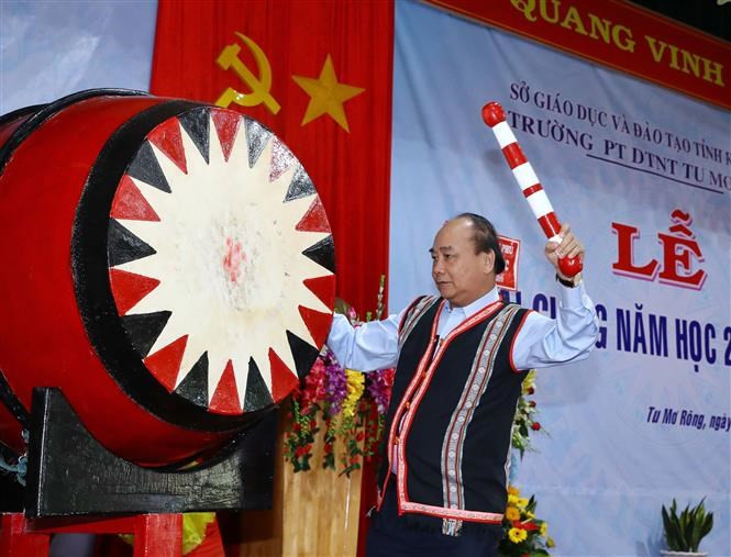 Le Premier ministre Nguyen Xuan Phuc bat le tambour pour commencer une nouvelle année scolaire de l'école-internat des ethnies minoritaires du district de Tu Mo Rong, province de Kon Tum. Photo: VNA