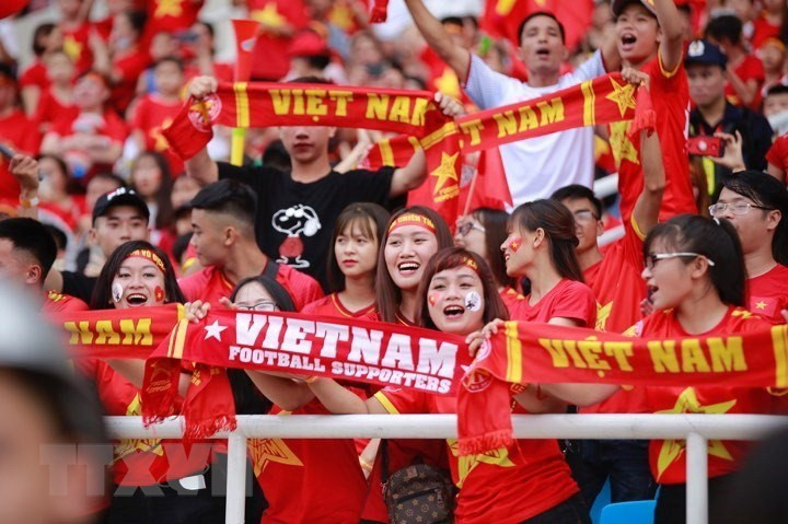 De nombreux supporteurs au stade national de My Dinh à Hanoï.