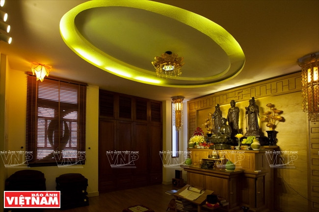 Dans une salle de culte d’une famille avec des produits en chêne.