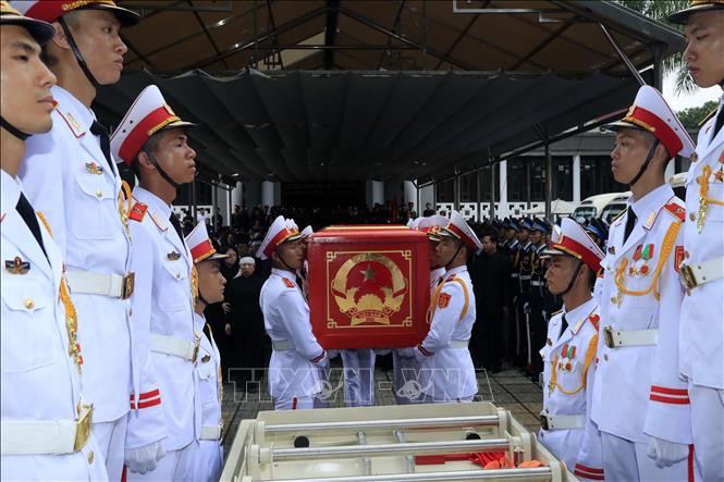 Le cercueil du président Trân Dai Quang est placé sur le char funèbre.