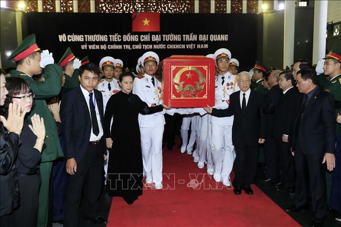 Le secrétaire général du PCV Nguyen Phu Trong, la présidente de l'AN Nguyen Thi Kim Ngan, les dirigeants et les anciens dirigeants du Parti, de l'État étaient présents à cette cérémonie.