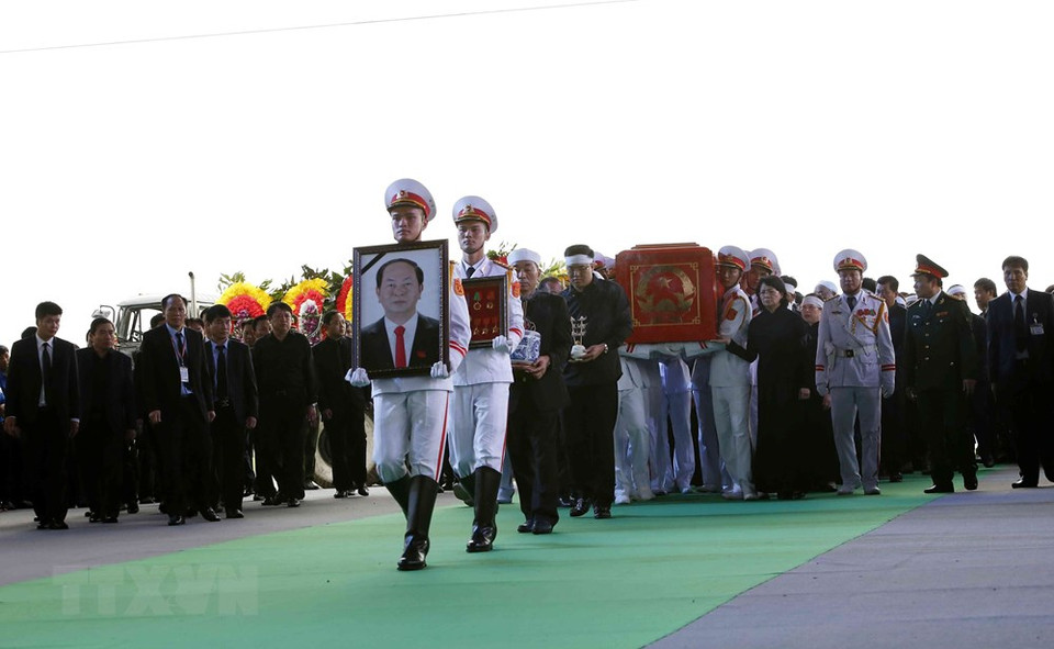 La cérémonie d'enterrement du président Trân Dai Quang a lieu le 27 septembre dans la commune de Quang Thien, district de Kim Son, province de Ninh Binh. 