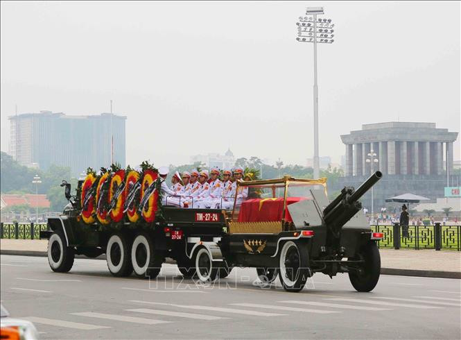 Le char funèbre emprunte la rue Doc Lap.