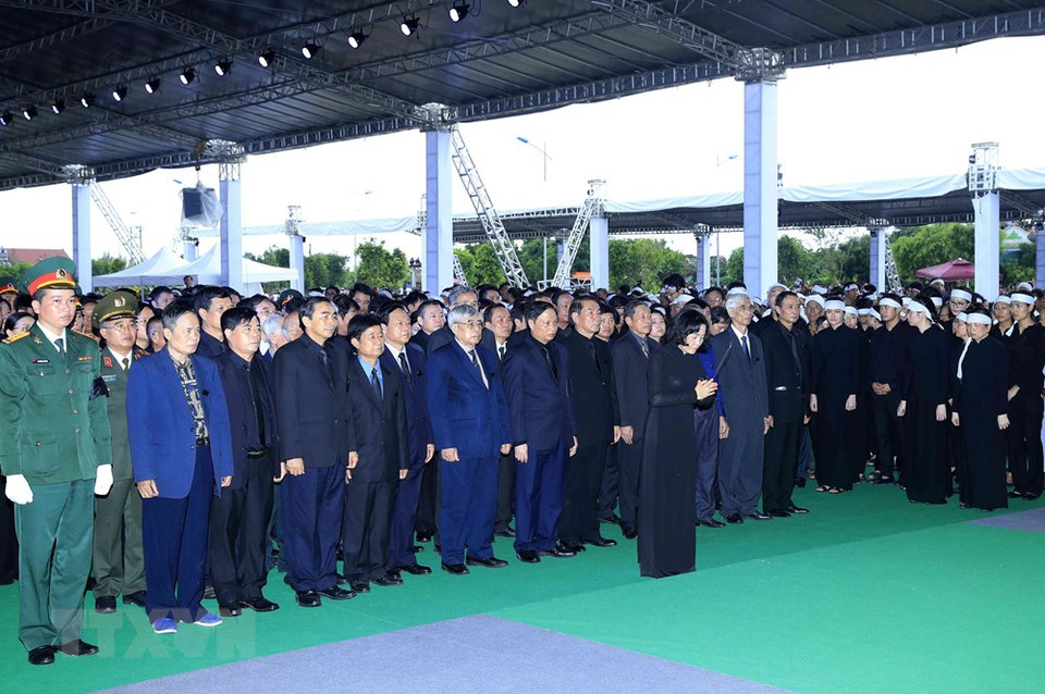 La délégation de l'organisation du Parti, des autorités et de la population de Ninh Binh conduite par la secrétaire du Comité provincial du Parti Nguyen Thi Thanh rend hommage au président Tran Dai Quang.