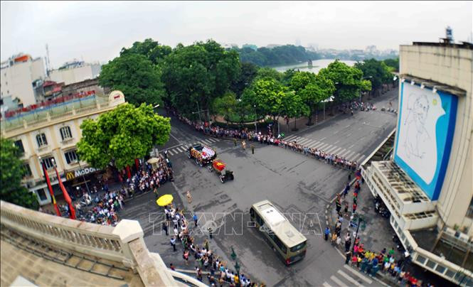 Le convoi funéraire traverse la rue de Trang Tien.