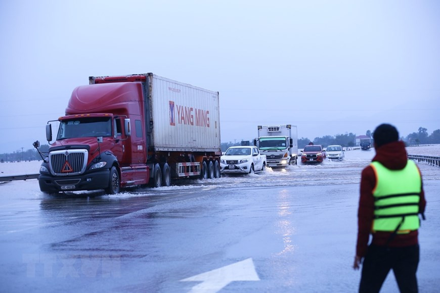Une tronçon de la Nationale 1A traversant la province de Ha Tinh est inondée.
