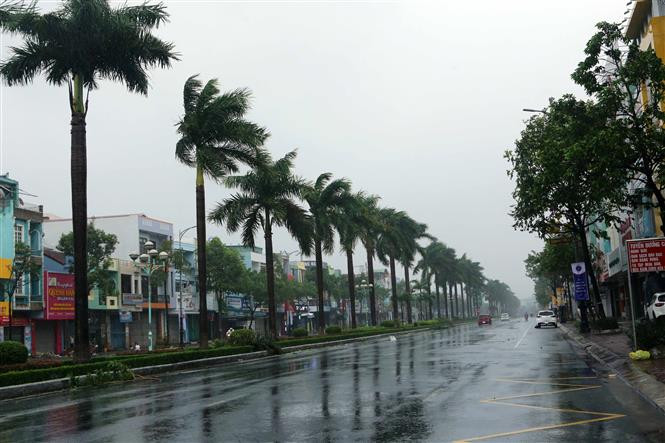 Des rues à Da Nang sont désertes à cause de vents violents et de fortes pluies.