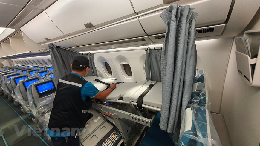 L'avion de 300 places doit transporter 120 personnes testées positives au nouveau coronavirus, d'où un risque très élevé de transmission du SARS-CoV-2. Le petit espace et les pressions différentielles peuvent entraîner une insuffisance respiratoire des patients pendant le vol. Si le problème survient, les premiers soins pour les sauver seront bien plus difficiles que d'être effectués sur le terrain. Un groupe de travail de l'hôpital national des maladies tropicales, composé de deux médecins et de deux infirmières équipés de tous les médicaments et machines nécessaires pour les situations d'urgence, sera également à bord. Ils devraient s'asseoir dans la même cabine que les patients tout au long du vol de retour de 13 heures entre Bata et Hanoï. Photo: VietnamPlus