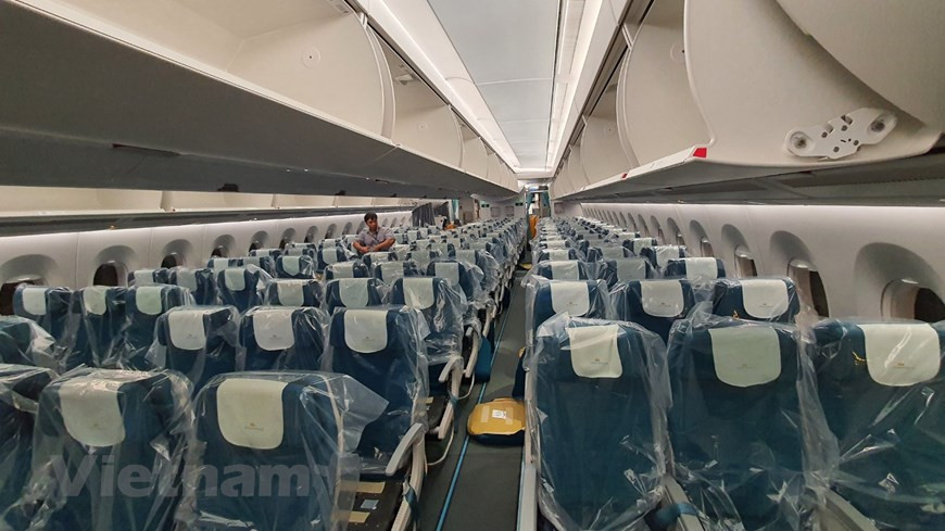 La section des passagers est divisée en trois parties. Début juillet, après avoir appris la propagation du coronavirus parmi les travailleurs vietnamiens du projet hydroélectrique de Sendje en Guinée équatoriale, le ministère du Travail, des Invalides et des Affaires sociales a demandé au ministère des Affaires étrangères et à l'ambassade du Vietnam en Angola et en Guinée équatoriale, comme ainsi qu'au Comité directeur national pour la prévention et le contrôle du COVID-19 d'aider les entreprises à rapatrier les travailleurs vietnamiens. Pour assurer la santé et la sécurité et minimiser les infections croisées, un groupe de travail spécial de quatre médecins a rejoint l’équipage pour voler vers cette nation africaine. Photo: VietnamPlus