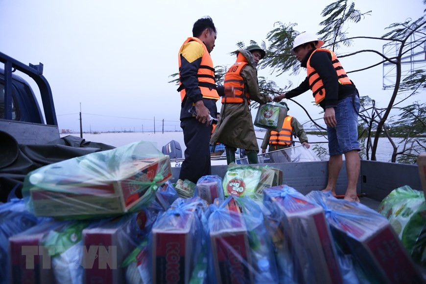 Les forces de sauvetage de la province de Ha Tinh ont utilisé des bateaux à moteur pour transporter aussi de la nourriture pour les sinistrés dans la commune de Cam Vinh, district de Cam Xuyen.
