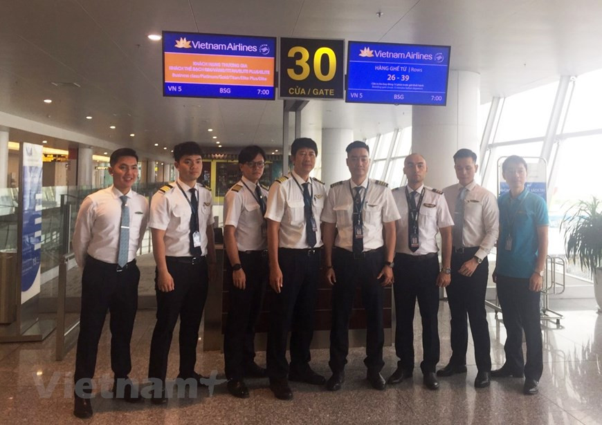 Malgré des risques de contamination, tout le personnel de la Compagnie aérienne nationale est toujours prêt à œuvrer ensemble avec tout le pays à participer à la première ligne dans le combat contre le COVID-19. Comme le vol VN68 rapatriant 30 citoyens vietnamiens de la ville de Wuhan, province chinoise du Hubei, épicentre de l’épidémie du nouveau coronavirus réalisé par Vietnam Airlines en février dernier, cette fois-ci, en écho de l’appel des dirigeants de Vietnam Airlines, de nombreux agents se sont portés volontaires pour participer au vol rapatriant des citoyens vietnamiens de Guinée équatoriale. Au total plus de 130 personnes - pilotes, hôtesses de l’air, techniciens, agents travaillant sur terre…- se sont portés volontaires. Plusieurs hauts dirigeants de Vietnam Airlines sont aussi prêts à participer à cette mission si le devoir les y oblige. Photo: VietnamPlus