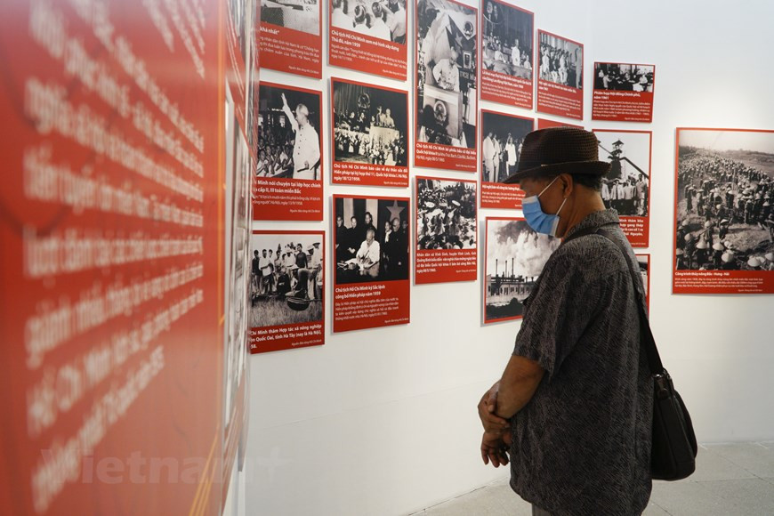 Le Van Tuyen, domicilié dans le quartier de Dich Vong, district de Cau Giay, à Hanoï, qui visite l'exposition, a dit avec émotion: « Voir ces photos me rappelle mon enfance, au cours de laquelle j'ai vécu des jours glorieux de la nation. » L'exposition marque le 75e anniversaire de la Révolution d'Août (19 août) et de la Fête nationale (2 septembre), s’orientant vers des congrès du Parti à tous les niveaux et du 13e Congrès national du Parti communiste du Vietnam. Elle vise à sensibiliser la population, notamment les jeunes, à la grande valeur historique de la victoire de la Révolution d'Août, ainsi qu’à susciter le patriotisme et la fierté nationale et promouvoir la force du bloc d’union nationale dans la construction et la défense de la Patrie. Photo: Minh Hieu/Vietnam+