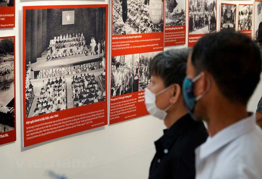 Le deuxième raconte des luttes de neuf ans pour la défense nationale de 1945 à 1954. Pendant cette période difficile, le Gouvernement et le peuple ont travaillé dur pour accomplir les trois tâches prioritaires pointés du doigt par le Président Hô Chi Minh, à savoir «éliminer la famine, l’analphabétisme et vaincre les agresseurs étrangers» (en vietnamien : diêt giac doi, diêt giac dôt, diêt giac ngoai xâm). Dès le lendemain de la Déclaration d’Indépendance, au cours d’une réunion du gouvernement provisoire le 3 septembre 1945, le Président lança la campagne de lutte contre l’analphabétisme. Selon lui, «un peuple ignorant est un peuple faible». Photo: Minh Hieu/Vietnam+