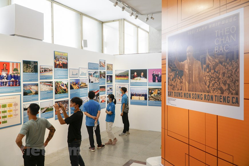 Co-organisée par le Musée Ho Chi Minh et la Compagnie générale de la Poste du Vietnam (Vietnam Post), l’exposition donne au public un aperçu des luttes du Vietnam de 1945 à 1954, de la construction du socialisme entre 1954-1975, de la reconstruction nationale et de la protection du socialisme entre 1975-1986, et de la réforme, de l’intégration et du développement entre 1986-2020. La Révolution d’Août s’est soldée par une victoire retentissante et le peuple s’est emparé du pouvoir. La grande leçon que le Parti communiste du Vietnam en a tirée est la force de la volonté du peuple et de l’union nationale. Il l’a appliquée dans les années de guerre qui ont suivi mais aussi durant l’actuelle période de Renouveau et d’intégration internationale. Photo: Minh Hieu/Vietnam+